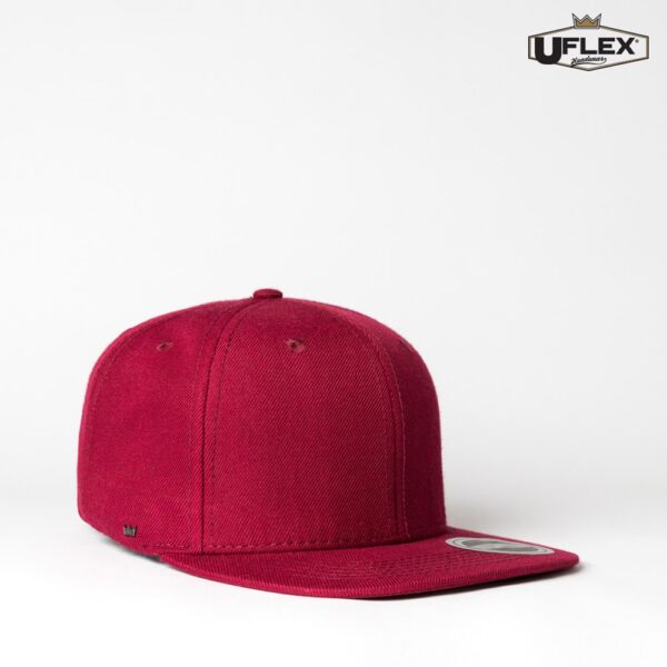 The UFlex Adults Snap Back 6 Cap is a 6 panel, flat peak cap. Adjustable snap back enclosure. 9 colours. One size.