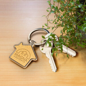 The Santo Key Ring is a house shaped wooden/metal key ring with a stylish key chain. Individual black box. Suitable for engraving or print.